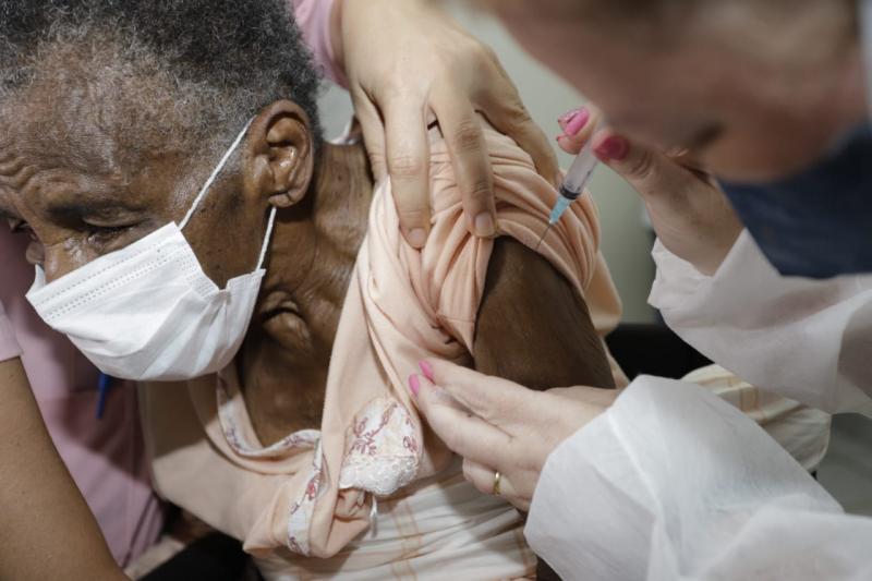 Idosos acima de 90 anos foram vacinados em casa – Foto: Chaiana Muller/PMF