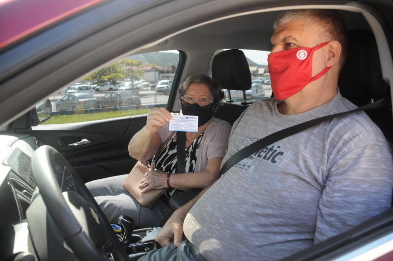 Mãe e filho aguardam novidades da vacinação em Florianópolis