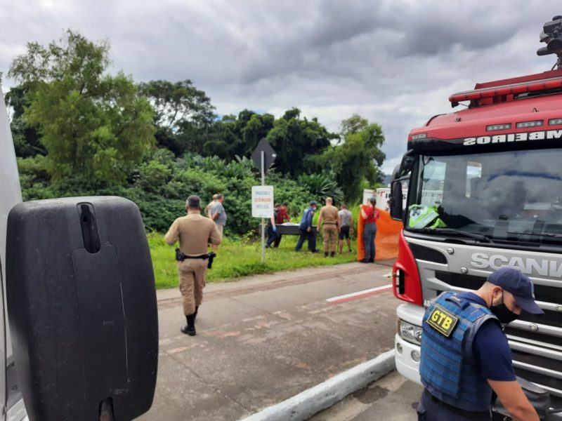 Motorista saiu da pista e caiu no rio Itajaí-Mirim, em Brusque – Foto: Valdomiro da Motta/Rádio Cidade