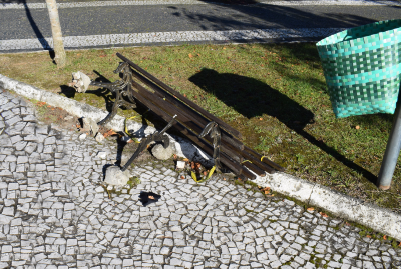 Bancos e canteiros foram depredados em Campo Alegre – Foto: Prefeitura/Divulgação