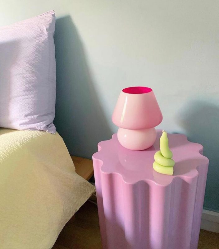 Quarto com cama em tom pastel, com mesinha de cabeceira fun também em tom pastel e com vela; – Reprodução / Instagram _homedreaming/ ND