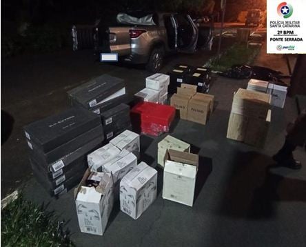 332 garrafas de vinho importado foram apreendidas pela Polícia Militar na BR-282 em Ponte Serrada – Foto: Polícia Militar/Divulgação