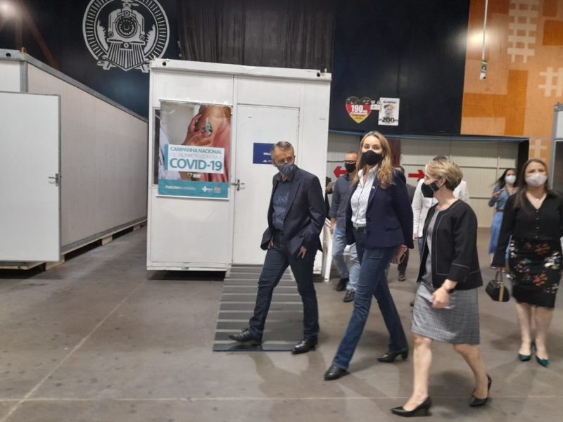 Governadora interina Daniela Reinher conhece central de atendimento a casos suspeitos de Covid-19 em Blumenau – Foto: Aline Camargo/ND