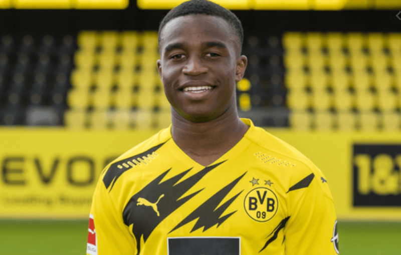 Youssouffa Moukoko &eacute; alem&atilde;o, mas tem origem camaronesa – Foto: Divulga&ccedil;&atilde;o