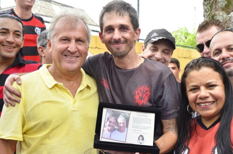 Zico entrega homenagem da fanpage TopZZico a Marcelo – Foto: Divulga&ccedil;&atilde;o/ND