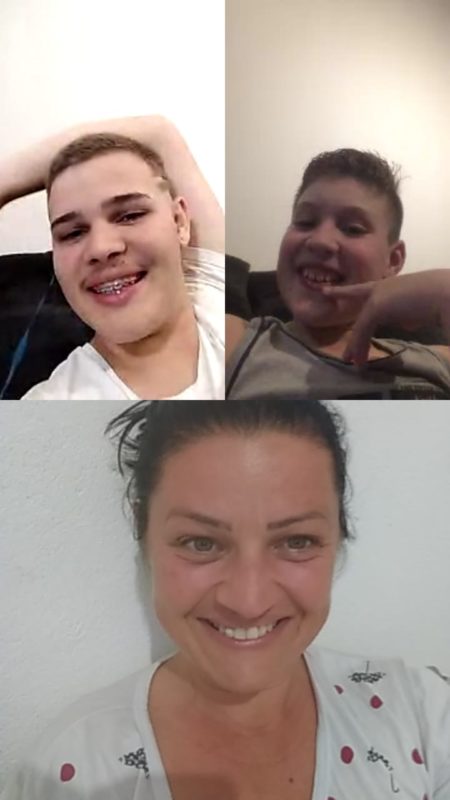 Chamada de vídeo com mãe, Dona Araceli e os filhos Leonardo e Vinícius – Foto: Arquivo pessoal