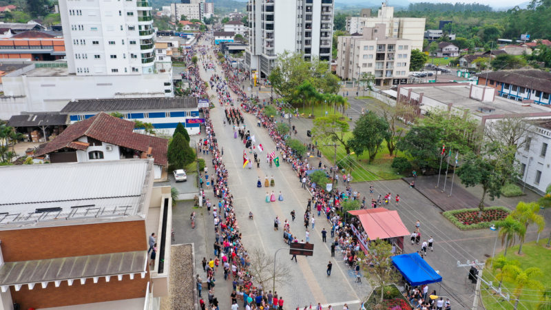 Grande desfile envolve a comunidade timboense e região no mês de outubro – Foto: R2 Imagens