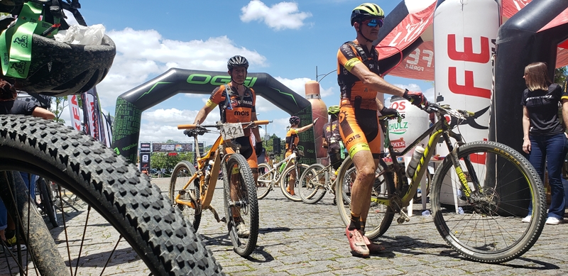 Muitos ciclistas participam da feira que tem tudo sobre bikes e competição – Foto: Turismo Timbó