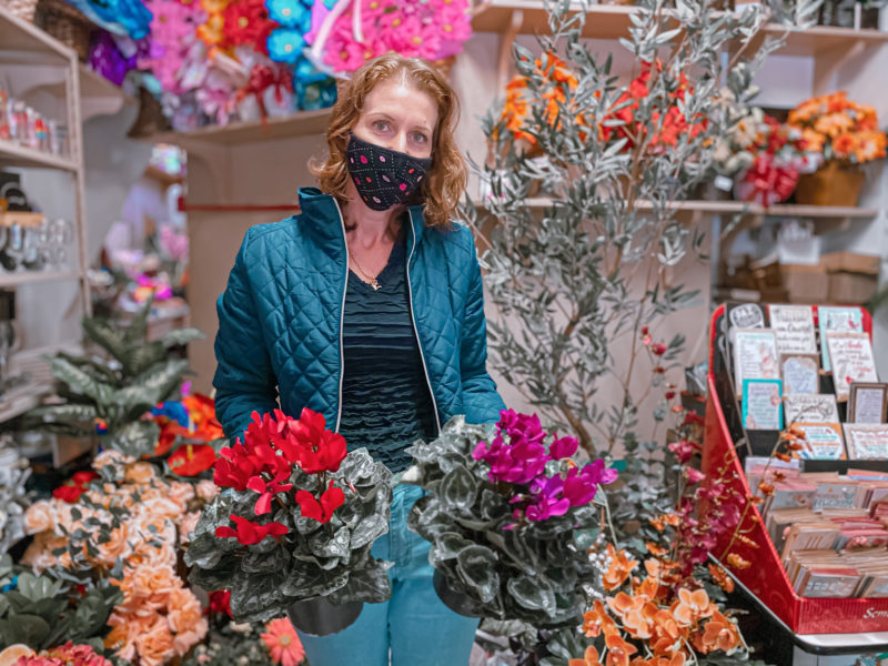 Celia est&aacute; h&aacute; 25 anos no ramo e relata a dificuldade de trabalhar em meio ao luto – Foto: Willian Ricardo/ND