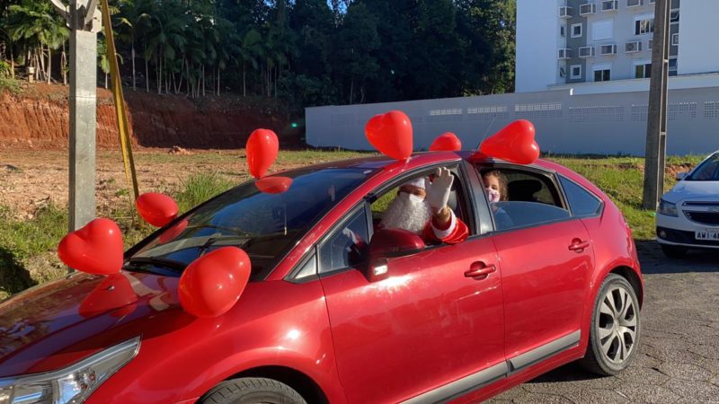 Al&eacute;m da fantasia de Papai Noel, Hermes enfeitou o carro com bal&otilde;es – Foto: Prefeitura Cocal do Sul/Divulga&ccedil;&atilde;o/ND