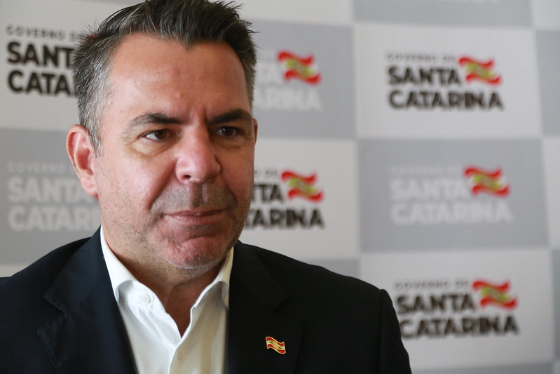 Secret&aacute;rio de Estado da Educa&ccedil;&atilde;o, Luiz Fernando Cardoso destaca que rede estadual segue ofertando aulas presenciais e remotas em Crici&uacute;ma – Foto: Julio Cavalheiro/Secom/ND