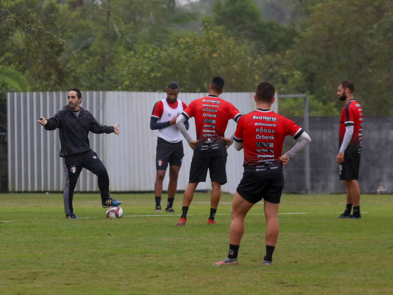 Zago adianta que o time não terá “um esquema tático” e sim possibilidades de adaptação às realidades de jogo – Foto: Vitor Forcellini/JEC/Divulgação/ND