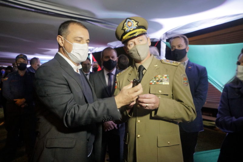 Governador de SC, Carlos Mois&eacute;s, com o comandante-geral da PMSC, Dionei Tonet: formaliza&ccedil;&atilde;o da entrega de 186 novas viaturas para a PMSC – Foto: Ricardo Wolffenb&uuml;ttel/Secom/divulga&ccedil;&atilde;o