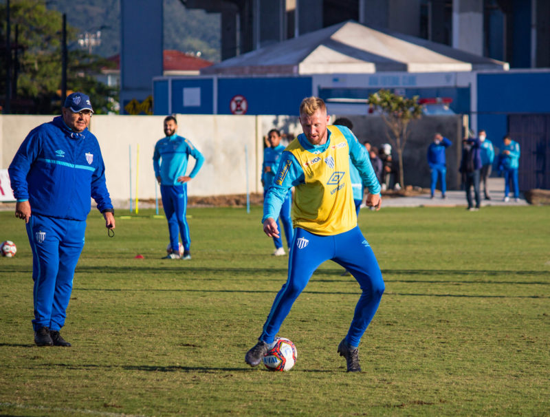 Zagueiro Alem&atilde;o, de 25 a 30 dias afastado do Ava&iacute; por causa de les&atilde;o – Foto: Andr&eacute; Palma Ribeiro/Ava&iacute;/ND