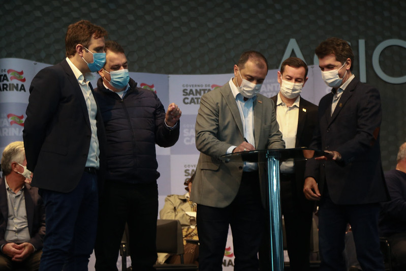 Governador Moisés assinou a liberação de cerca de R$19 milhões para os 12 municípios da Região Carbonífera provenientes de emendas parlamentares. – Foto: Julio Cavalheiro/Secom