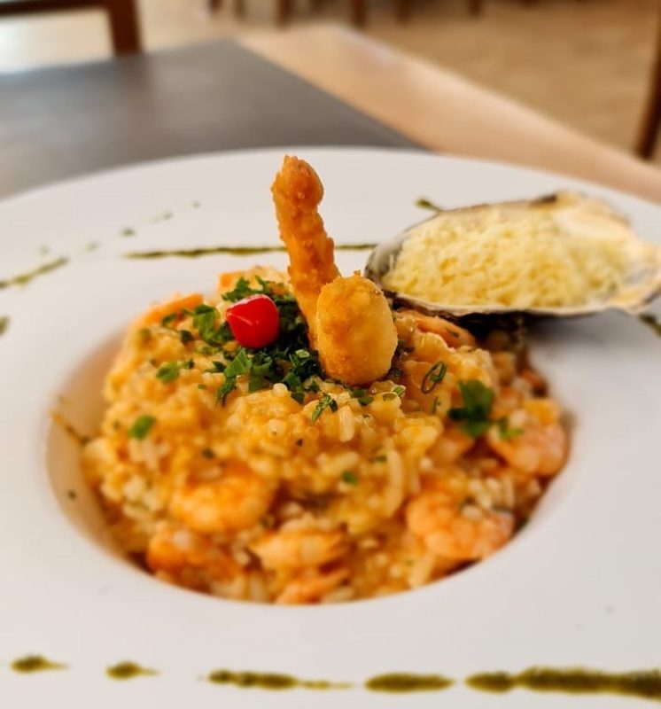 Risoto preparado com camarão – Foto: Freguesia Bar/Divulgação