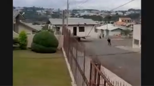 Caminh&atilde;o puxa a casa em mudan&ccedil;a de mala e cuia em Palmas, no Paran&aacute; – Foto: Reprodu&ccedil;&atilde;o