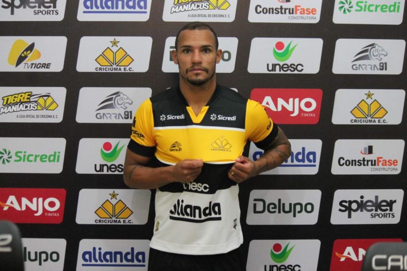 O volante Arilson tem 27 anos e veio do Pouso Alegre – Foto: Celso da Luz/Crici&uacute;ma EC/Divulga&ccedil;&atilde;o/ND