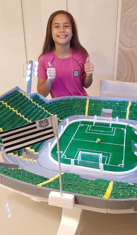 A aluna Pietra e a caprichada maquete do estádio do Figueirense &#8211; Foto: Família Macário/ND