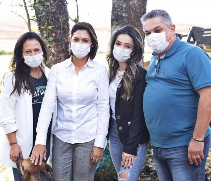Prefeito de Chapec&oacute; e a fam&iacute;lia junto com a primeira dama Michelle Bolsonaro – Foto: Leandro Schmidt/Prefeitura de Chapec&oacute;/ND