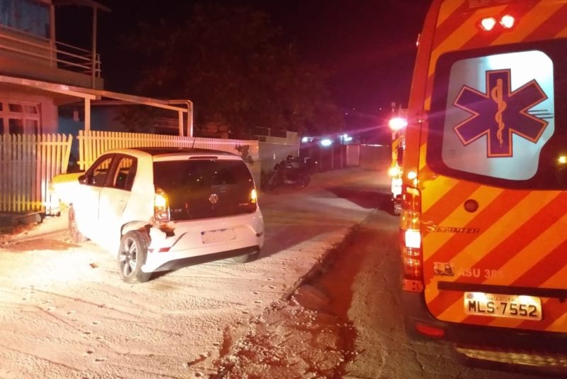 Motorista perde controle de veículo e colide contra muro de residência em Blumenau – Foto: Divulgação/Corpo de Bombeiros
