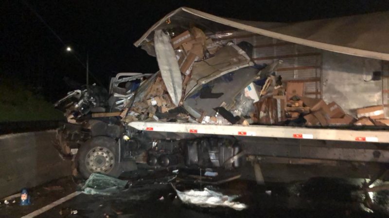 Motorista bateu em caminh&atilde;o da concession&aacute;ria que realizava manuten&ccedil;&atilde;o na rodovia na noite de sexta-feira (7) – Foto: Ricardo Alves/NDTV