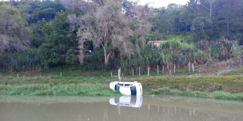 Carro sai da pista na BR-470, capota e quase cai em lago – Foto: Roberto Caetano/Divulgação