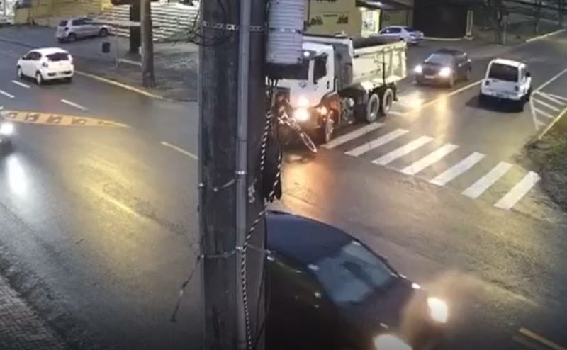 Vídeo flagrou o momento em que ciclista é atropelado por caminhão em Joinville – Foto: Reprodução/Redes sociais