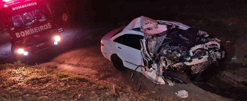 Motorista do Fiat Linea Essence, placas Mercosul, de 61 anos, morreu no local – Foto: Corpo de Bombeiros Volunt&aacute;rios de Irani/Divulga&ccedil;&atilde;o/ND