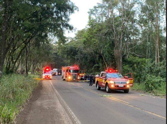 Acidente aconteceu por volta das 6h40 desta quarta-feira (25) na SC-163 entre Itapiranga e Iporã do Oeste – Foto: Diana Isabel Mayer/Portal Peperi/Divulgação/ND