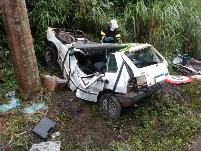 Carro ficou destru&iacute;do ap&oacute;s batida – Foto: CBM/Divulga&ccedil;&atilde;o