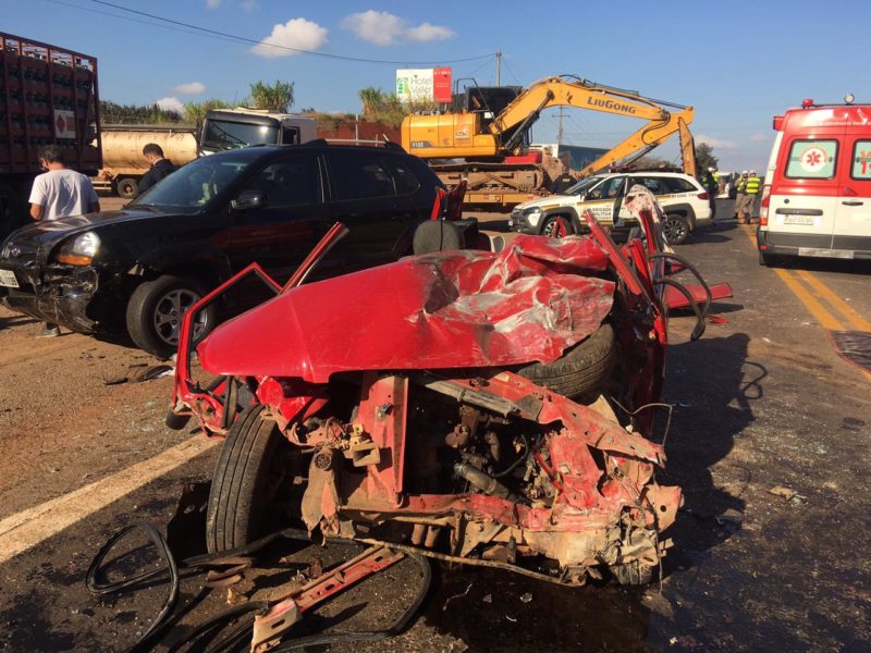 Fiat Uno ficou destru&iacute;do ap&oacute;s o acidente – Foto: Artur Dullius/Reprodu&ccedil;&atilde;o/ND