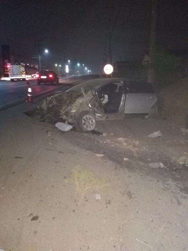 Carreta estava estacionada no posto de combust&iacute;veis quando ocorreu o acidente – Foto: Corpo de Bombeiros Militar/Divulga&ccedil;&atilde;o