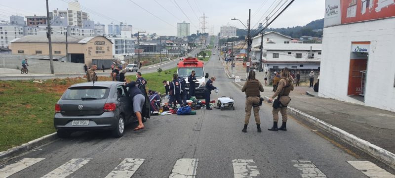 Os dois ocupantes da moto ficaram feridos e foram encaminhados ao Hospital Regional de S&atilde;o Jos&eacute;, nesta sexta-feira (21) – Foto: CBMSC/Divulga&ccedil;&atilde;o/ND