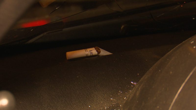 Cigarro que “causou” acidente ficou preso no painel do carro – Foto: Jonathan Rocha/NDTV