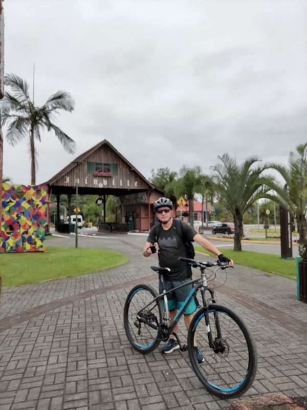 Adriano usa a bicicleta para trabalhar e passear nos fins de semana – Foto: Arquivo pessoal/Adriano Mendes