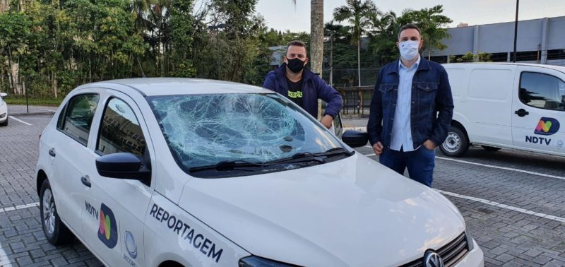 Repórter e operador de câmera foram agredidos enquanto trabalhavam no sábado (15) – Foto: Dani Lando/NDTV