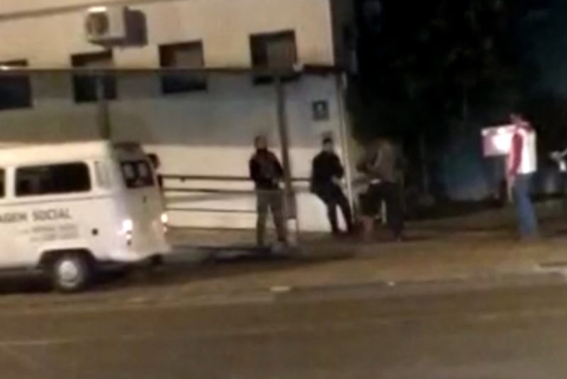 Homens que agrediram morador de rua em Blumenau estavam a servi&ccedil;o da prefeitura – Foto: Reprodu&ccedil;&atilde;o/Especial/ND