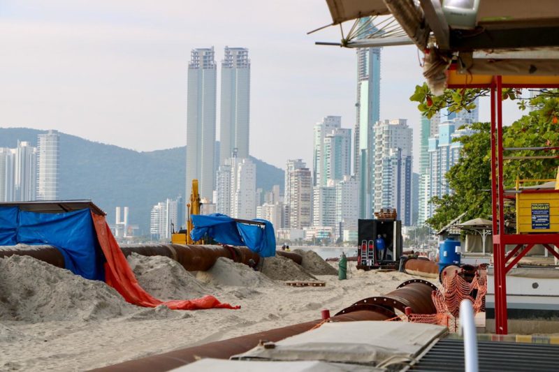 Obra de alargamento da faixa de areia da praia Central de BC passou da fase de soldagem dos tubos – Foto: Ivan Rupp/ND