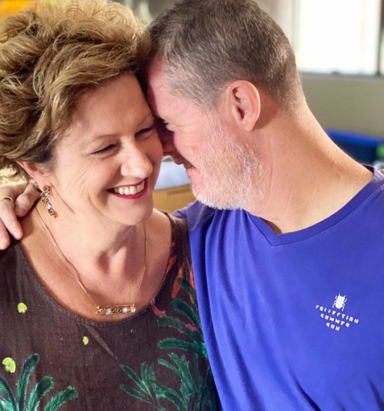 Arlete das Graças Torri e seu filho Alexsandro: vacina é o começo da liberdade – Foto: Acervo Pessoal/ND