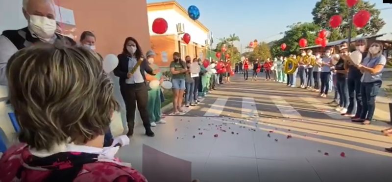 Dora ganhou alta do hospital com homenagem dos colegas – Foto: Hospital Bethesda/Divulga&ccedil;&atilde;o