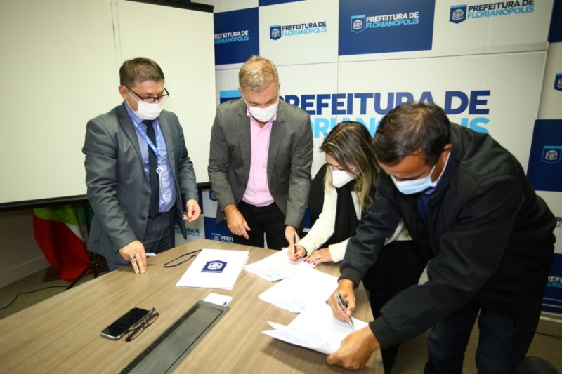 Contrato da Prefeitura de Florianópolis com a Caixa Econômica Federal foi assinado nesta quarta-feira (26) – Foto: Leonardo Sousa/PMF/Divulgação/ND