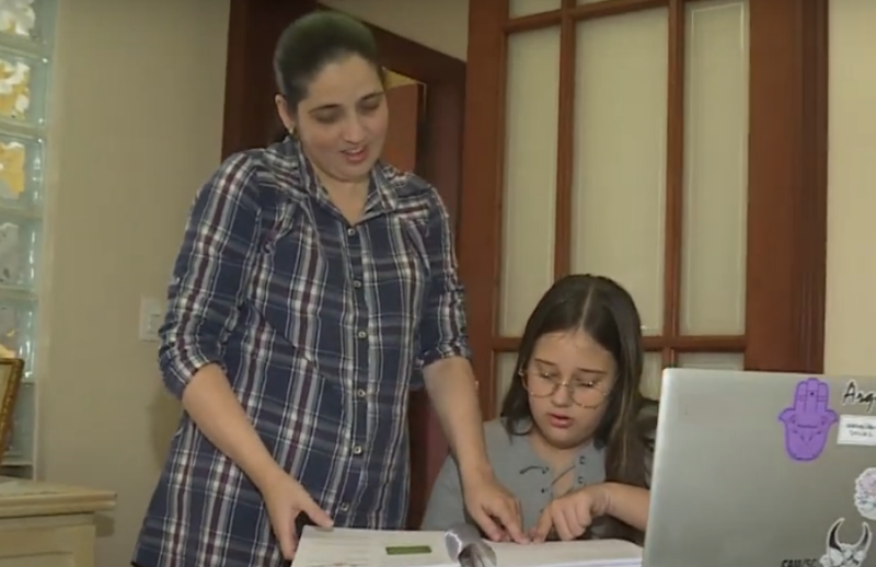 Além das bebês gêmeas, Ana também tem Sofia, que precisou de apoio nas aulas online – Foto: Reprodução/NDTV RecordTV