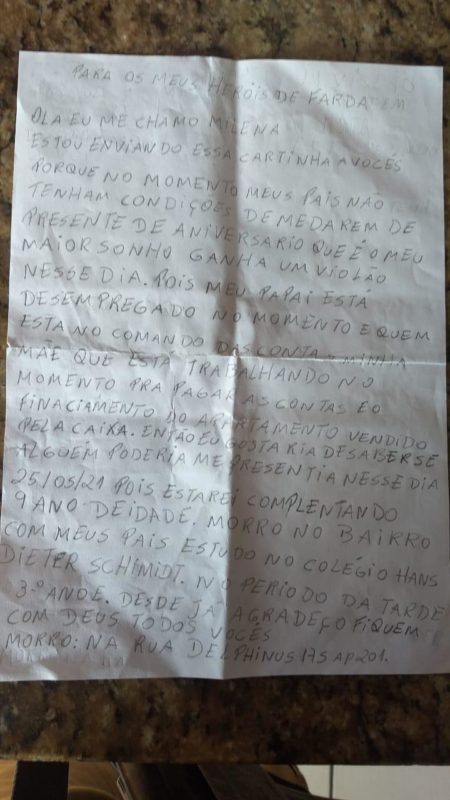 Milena deixou a cartinha na base da Pol&iacute;cia Militar – Foto: Pol&iacute;cia Militar/Divulga&ccedil;&atilde;o