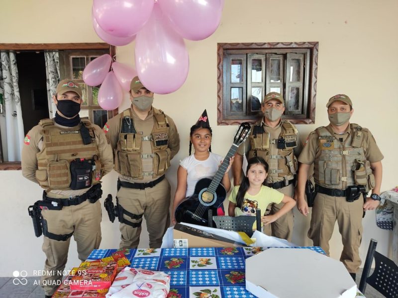 Milena ganhou surpresa no anivers&aacute;rio de nove anos e contou com a participa&ccedil;&atilde;o dos “her&oacute;is de farda” – Foto: Pol&iacute;cia Militar/Divulga&ccedil;&atilde;o