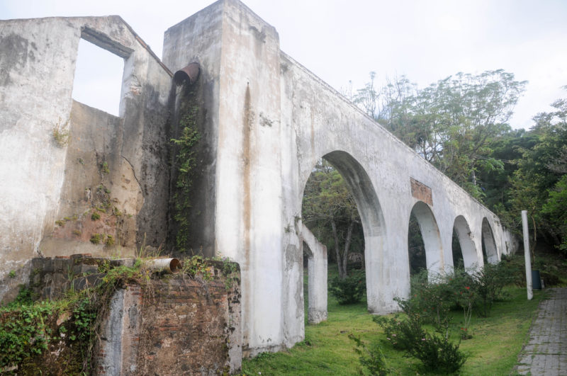 O Aqueduto São Miguel foi construído no século XIX, e auxiliava na canalização da água da represa, na Cachoeira de São Miguel, até a praia, abastecendo o povoado da época – Foto: Leo Munhoz/ND