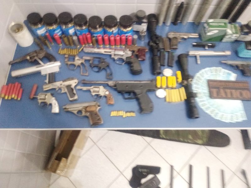 Arsenal de armas, munições e outras peças foi apreendido em Canoinhas – Foto: PM/Divulgação