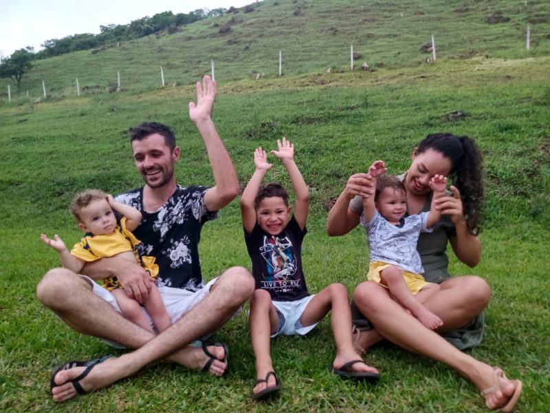 Família mistura a gratidão pela vida dos filhos com a tristeza pela perda de outros pais. – Foto: Arquivo Pessoal/Reprodução