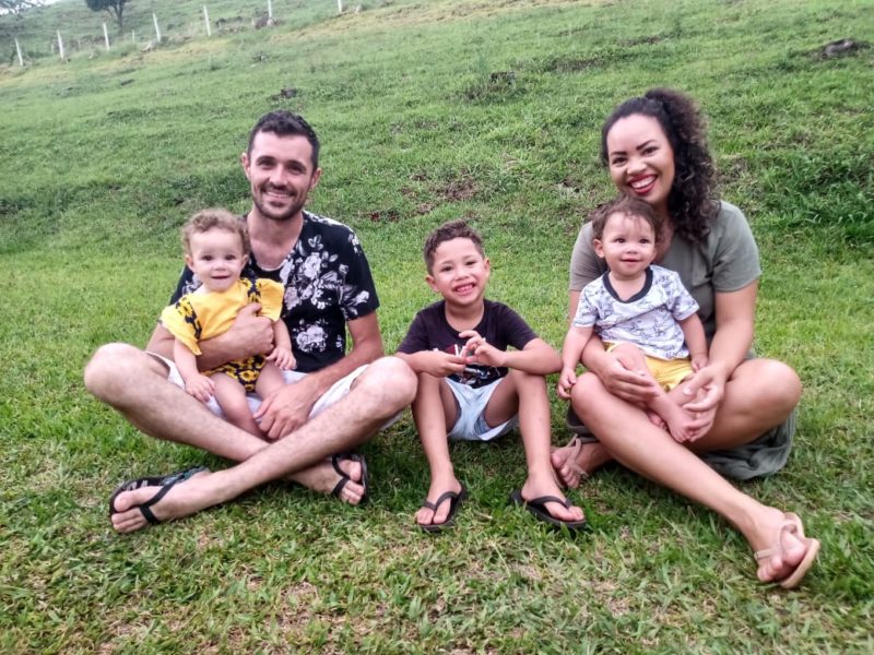 Francielly e o esposo Ederson com os filhos Anthony (ao meio), Maria Helena no colo do pai e Miguel no colo da mãe. – Foto: Arquivo Pessoal/Reprodução
