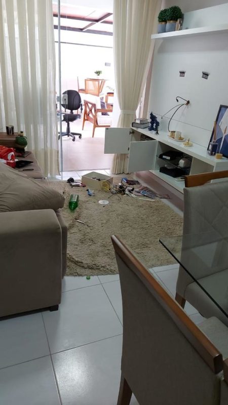 Moradora encontrou apartamento totalmente revirado
